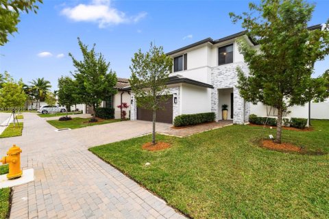 Villa ou maison à vendre à Doral, Floride: 5 chambres, 319.21 m2 № 2009858 - photo 2