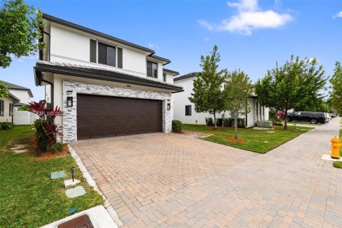 Villa ou maison à vendre à Doral, Floride: 5 chambres, 319.21 m2 № 2009858 - photo 1