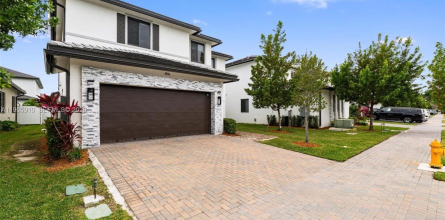 Villa ou maison à Doral, Floride 5 chambres, 319.21 m2 № 2009858