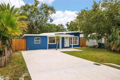 House in Tampa, Florida 3 bedrooms, 101.26 sq.m. № 1893790 - photo 2