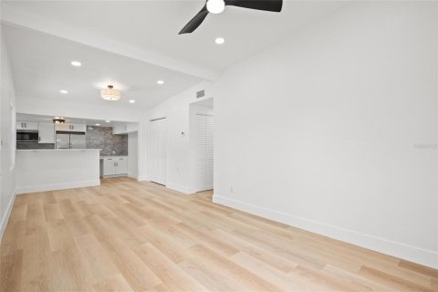 House in Tampa, Florida 3 bedrooms, 101.26 sq.m. № 1893790 - photo 6