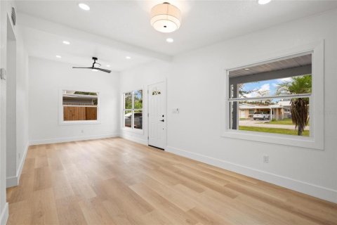 House in Tampa, Florida 3 bedrooms, 101.26 sq.m. № 1893790 - photo 5