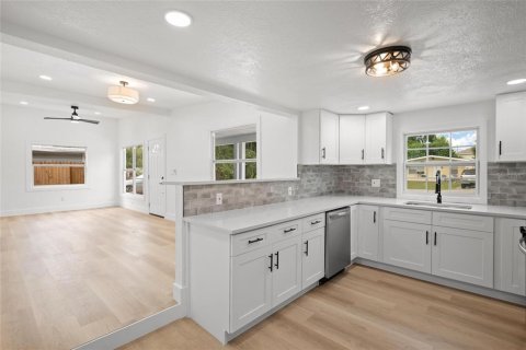 House in Tampa, Florida 3 bedrooms, 101.26 sq.m. № 1893790 - photo 7