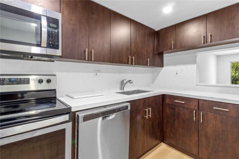 Condominio en venta en Tamarac, Florida, 2 dormitorios, 88.16 m2 № 1761689 - foto 1