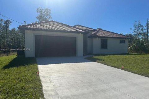 House in Lehigh Acres, Florida 4 bedrooms № 1752803 - photo 2