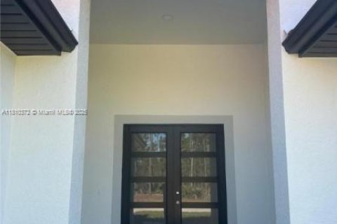 House in Lehigh Acres, Florida 4 bedrooms № 1752803 - photo 3