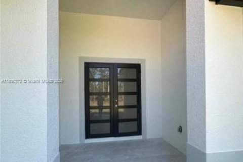 House in Lehigh Acres, Florida 4 bedrooms № 1752803 - photo 4