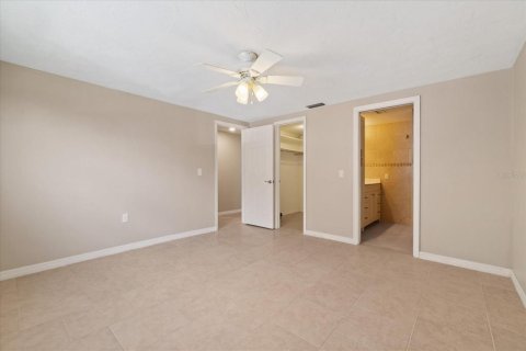 House in New Port Richey, Florida 3 bedrooms, 170.94 sq.m. № 2324367 - photo 24