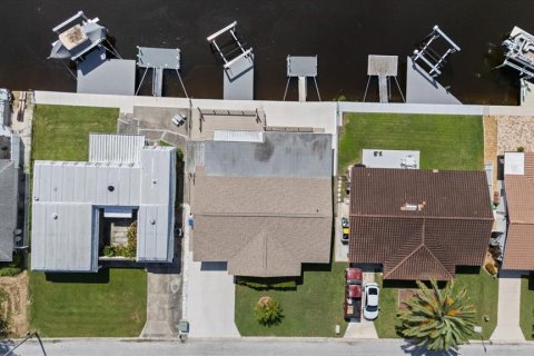 House in New Port Richey, Florida 3 bedrooms, 170.94 sq.m. № 2324367 - photo 2