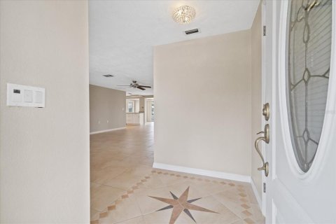 House in New Port Richey, Florida 3 bedrooms, 170.94 sq.m. № 2324367 - photo 9