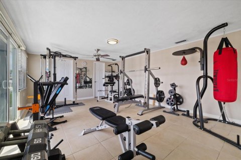 House in New Port Richey, Florida 3 bedrooms, 170.94 sq.m. № 2324367 - photo 20
