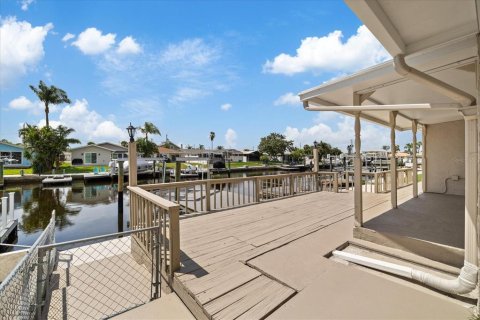 House in New Port Richey, Florida 3 bedrooms, 170.94 sq.m. № 2324367 - photo 3