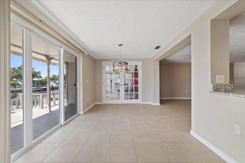 House in New Port Richey, Florida 3 bedrooms, 170.94 sq.m. № 2324367 - photo 13