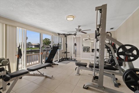 House in New Port Richey, Florida 3 bedrooms, 170.94 sq.m. № 2324367 - photo 22