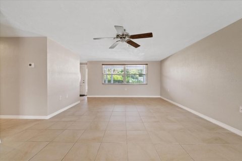House in New Port Richey, Florida 3 bedrooms, 170.94 sq.m. № 2324367 - photo 11