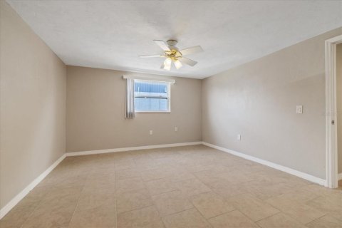 House in New Port Richey, Florida 3 bedrooms, 170.94 sq.m. № 2324367 - photo 25