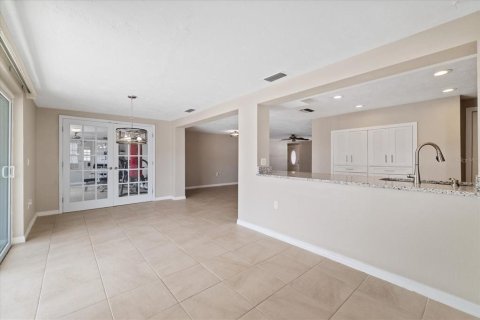 House in New Port Richey, Florida 3 bedrooms, 170.94 sq.m. № 2324367 - photo 14