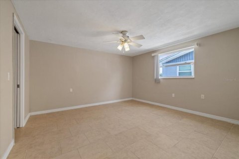 House in New Port Richey, Florida 3 bedrooms, 170.94 sq.m. № 2324367 - photo 23