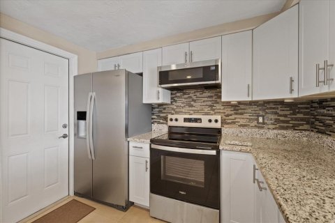 House in New Port Richey, Florida 3 bedrooms, 170.94 sq.m. № 2324367 - photo 15