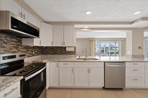 House in New Port Richey, Florida 3 bedrooms, 170.94 sq.m. № 2324367 - photo 4