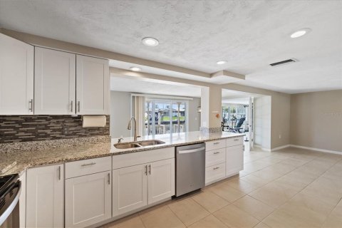 House in New Port Richey, Florida 3 bedrooms, 170.94 sq.m. № 2324367 - photo 16
