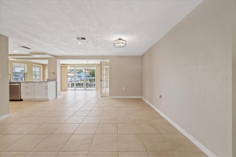 House in New Port Richey, Florida 3 bedrooms, 170.94 sq.m. № 2324367 - photo 5