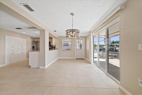 House in New Port Richey, Florida 3 bedrooms, 170.94 sq.m. № 2324367 - photo 6