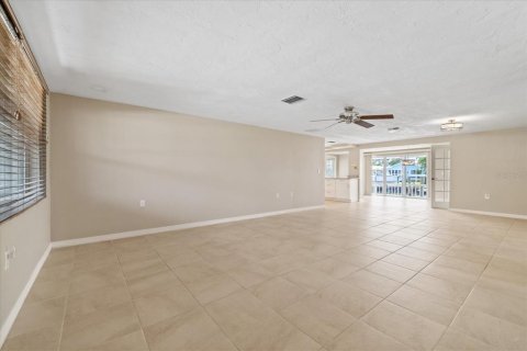 House in New Port Richey, Florida 3 bedrooms, 170.94 sq.m. № 2324367 - photo 10
