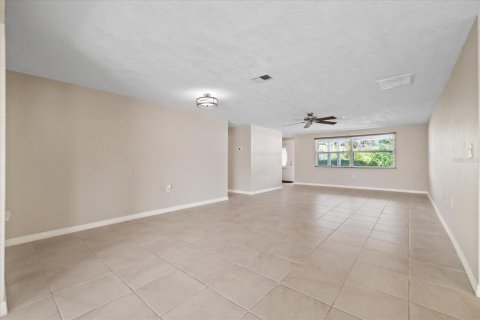 House in New Port Richey, Florida 3 bedrooms, 170.94 sq.m. № 2324367 - photo 12