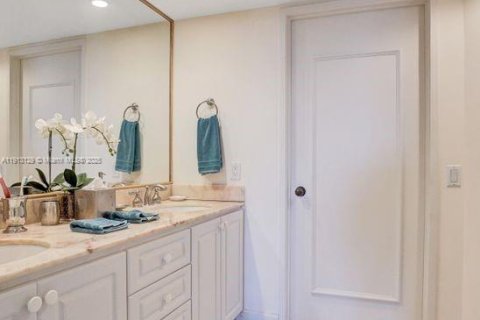 Condo in Key Biscayne, Florida, 3 bedrooms  № 2015683 - photo 15