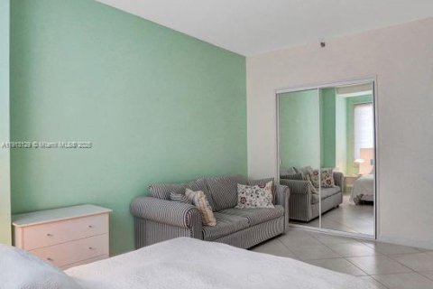 Condo in Key Biscayne, Florida, 3 bedrooms  № 2015683 - photo 26