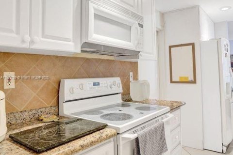 Condo in Key Biscayne, Florida, 3 bedrooms  № 2015683 - photo 10