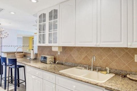 Condo in Key Biscayne, Florida, 3 bedrooms  № 2015683 - photo 9