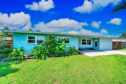 House in Panama City, Florida 4 bedrooms, 171.31 sq.m. № 590295 - photo 1