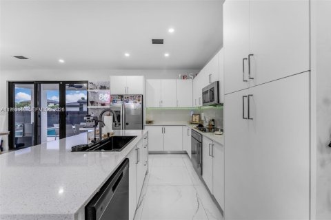 Купить виллу или дом в Майами, Флорида 5 спален, 245.08м2, № 2062900 - фото 10