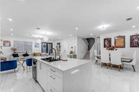 Купить виллу или дом в Майами, Флорида 5 спален, 245.08м2, № 2062900 - фото 11