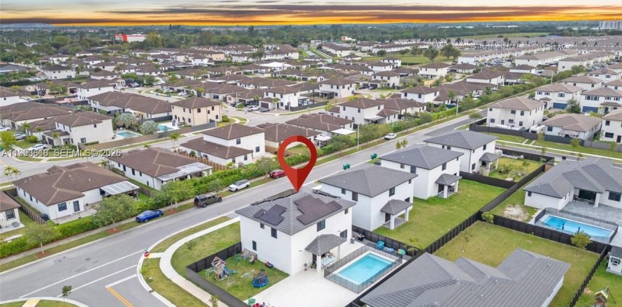 Дом в Майами, Флорида 5 спален, 245.08м2 № 2062900