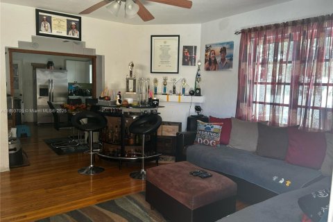 Купить коммерческую недвижимость в Майами, Флорида 167.69м2, № 1963384 - фото 8