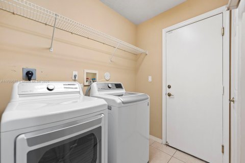 Villa ou maison à vendre à Pembroke Pines, Floride: 4 chambres, 305.09 m2 № 1861655 - photo 14