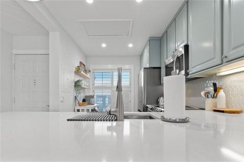 Condo in Saint Petersburg, Florida, 2 bedrooms  № 1203479 - photo 11