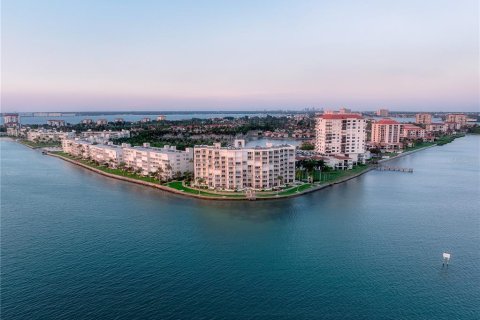Condominio en alquiler en Saint Petersburg, Florida, 2 dormitorios, 82.68 m2 № 1203479 - foto 1