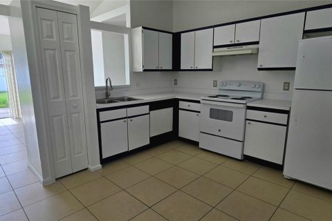 Villa ou maison à louer à Kissimmee, Floride: 3 chambres, 133.22 m2 № 2395554 - photo 2