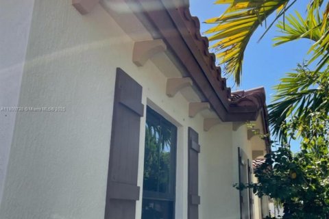 House in Miami, Florida 4 bedrooms, 210.42 sq.m. № 1683841 - photo 17