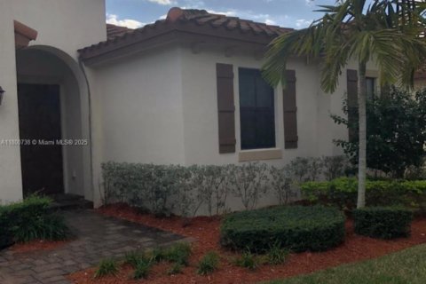 House in Miami, Florida 4 bedrooms, 210.42 sq.m. № 1683841 - photo 3