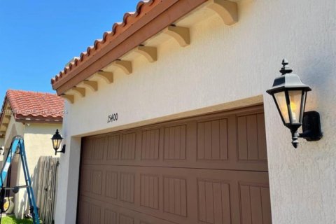 House in Miami, Florida 4 bedrooms, 210.42 sq.m. № 1683841 - photo 16