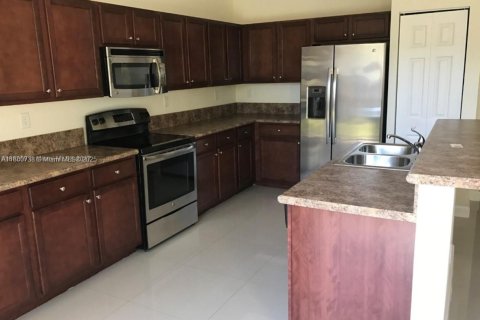 House in Miami, Florida 4 bedrooms, 210.42 sq.m. № 1683841 - photo 6