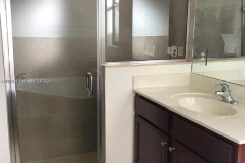 House in Miami, Florida 4 bedrooms, 210.42 sq.m. № 1683841 - photo 15