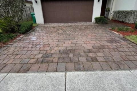 House in Miami, Florida 4 bedrooms, 210.42 sq.m. № 1683841 - photo 5