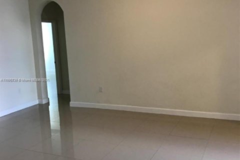 House in Miami, Florida 4 bedrooms, 210.42 sq.m. № 1683841 - photo 9