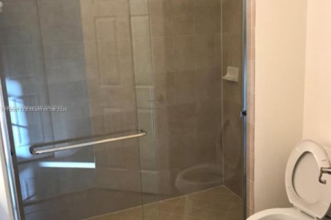 House in Miami, Florida 4 bedrooms, 210.42 sq.m. № 1683841 - photo 11